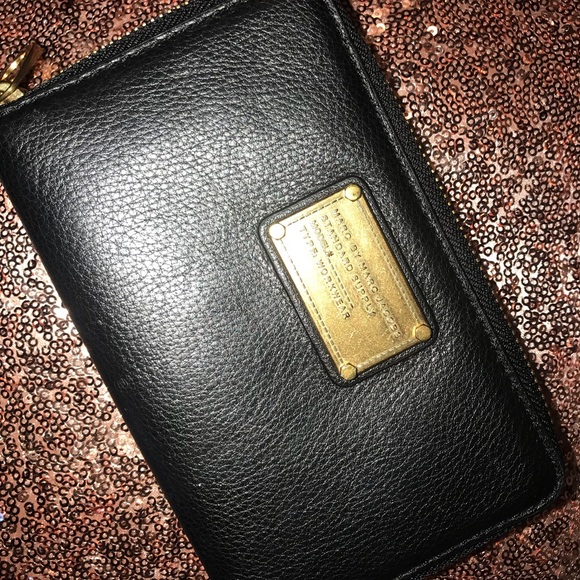 Marc By Marc Jacobs Handbags - *LIKE NEW* Marc Jacobs iPhone wallet/wristlet